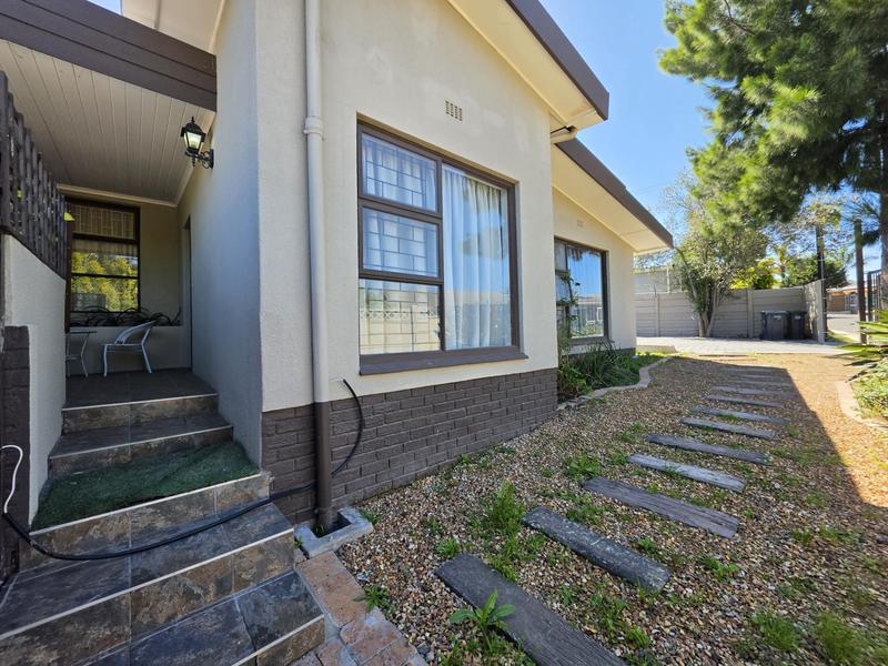 To Let 4 Bedroom Property for Rent in Blomtuin Western Cape